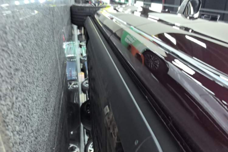 Used Hima AITO M9 2025 Extended-Range Ultra Version 52 kWh 6-Seater Left Side Sill