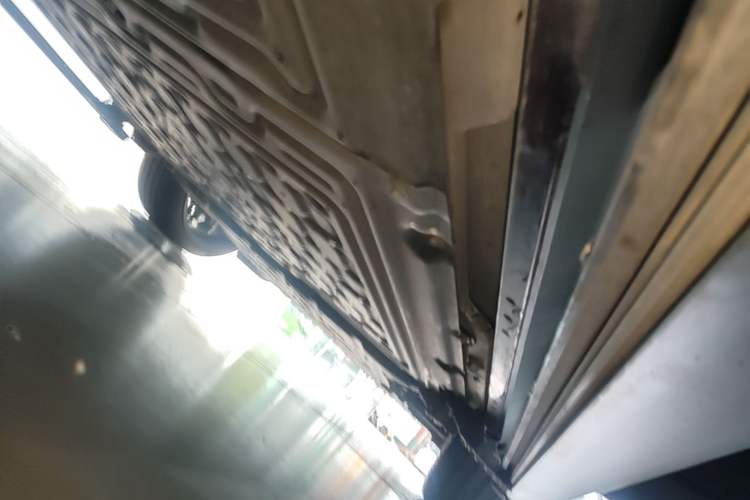 Used Hima AITO M9 2025 All-Electric Ultra Version 100 kWh 5-Seater Model Left Side Sill