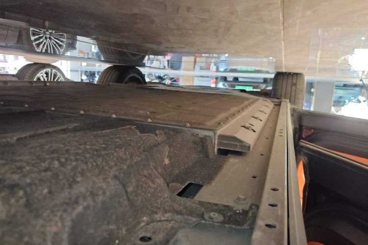 Used Hima AITO M9 2025 Extended-Range Ultra Version 52 kWh 6-Seater Left Side Sill