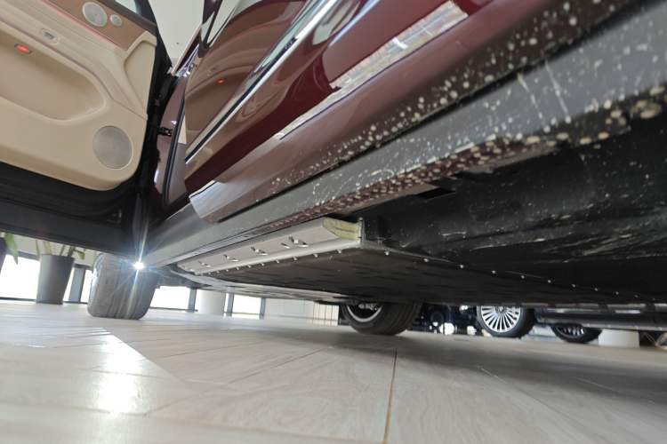 Used Hima AITO M9 2025 Extended-Range Ultra Version 52 kWh 6-Seater Left Side Sill