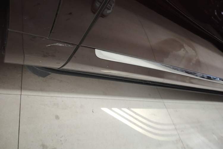 Used Hima AITO M9 2025 All-Electric Ultra Version 100 kWh 5-Seater Model Left Side Sill