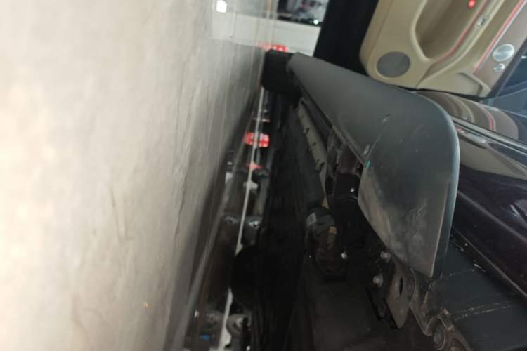 Used Hima AITO M9 2025 Extended-Range Max Version 52 kWh 5-Seater Edition Left Side Sill