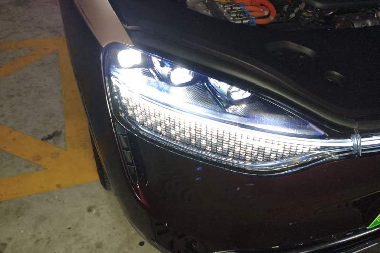 Used Hima AITO M9 2025 Extended-Range Max Version 52 kWh 5-Seater Edition Right Front Headlight