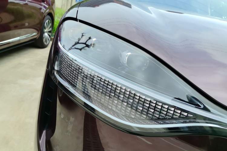 Used Hima AITO M9 2025 Extended-Range Ultra Version 52 kWh 6-Seater Right Front Headlight