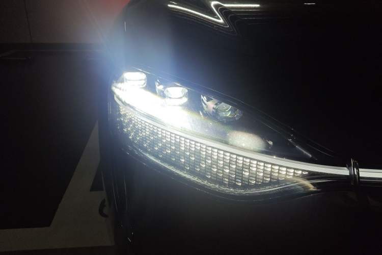 Used Hima AITO M9 2025 Extended-Range Ultra Version 52 kWh 6-Seater Right Front Headlight