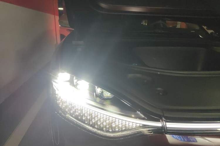 Used Hima AITO M9 2025 All-Electric Ultra Version 100 kWh 5-Seater Model Right Front Headlight