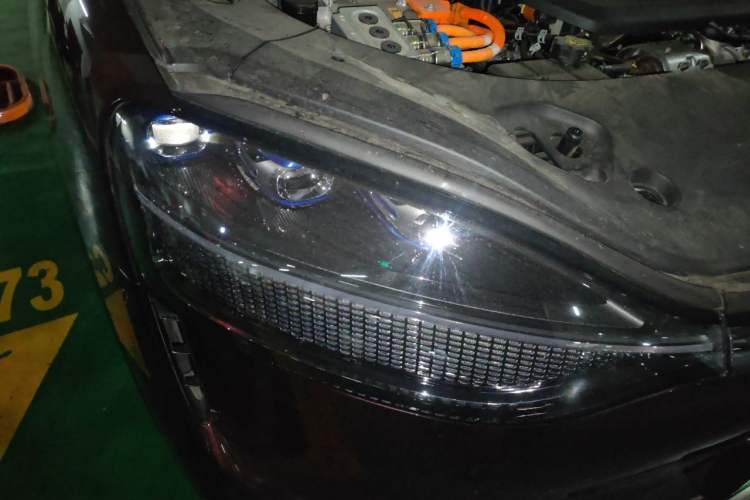 Used Hima AITO M9 2025 Extended-Range Ultra Version 52 kWh 6-Seater Right Front Headlight