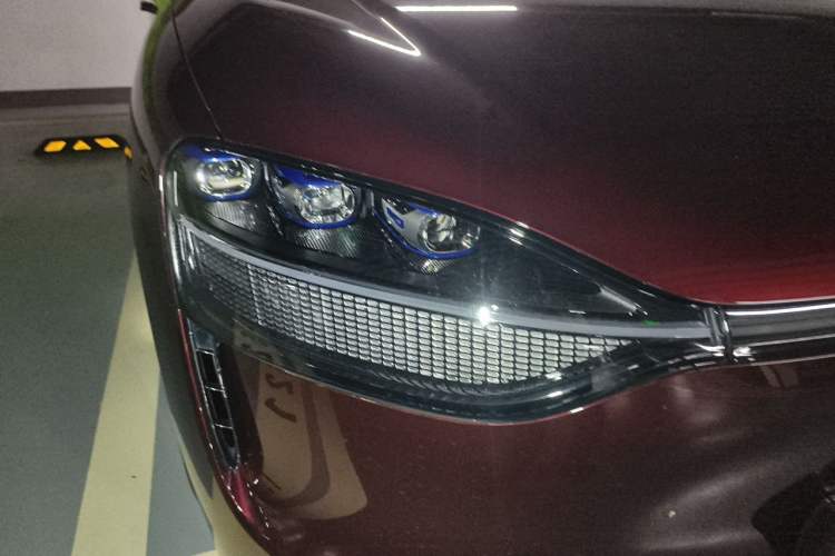 Used Hima AITO M9 2025 Extended-Range Ultra Version 52 kWh 6-Seater Right Front Headlight