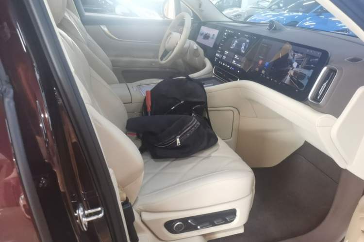 Used Hima AITO M9 2025 Extended-Range Ultra Version 52 kWh 6-Seater Right Front Seat