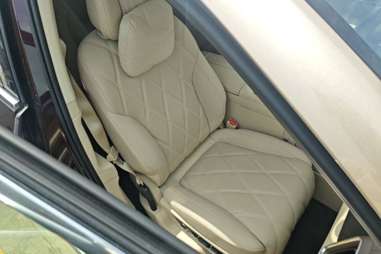 Used Hima AITO M9 2025 Extended-Range Ultra Version 52 kWh 6-Seater Right Front Seat