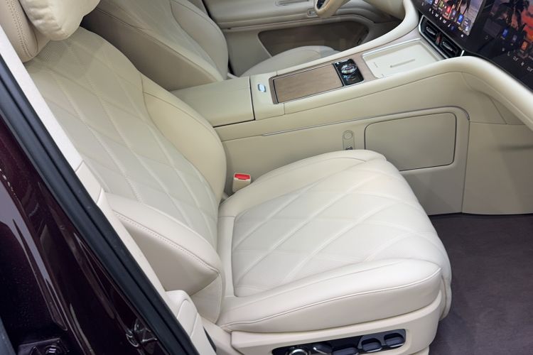 Used Hima AITO M9 2025 Extended-Range Ultra Version 52 kWh 6-Seater Right Front Seat