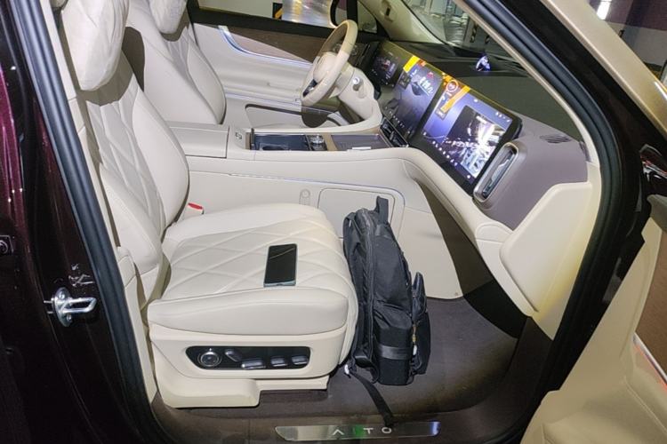 Used Hima AITO M9 2025 Extended-Range Ultra Version 52 kWh 6-Seater Right Front Seat