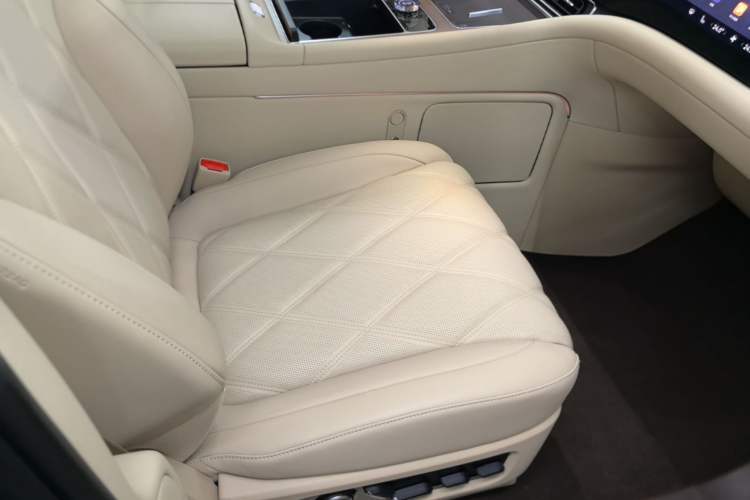 Used Hima AITO M9 2025 Extended-Range Ultra Version 52 kWh 6-Seater Right Front Seat