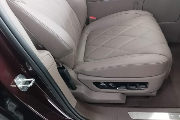 Used Hima AITO M9 2025 Extended-Range Ultra Version 52 kWh 6-Seater Right Front Seat