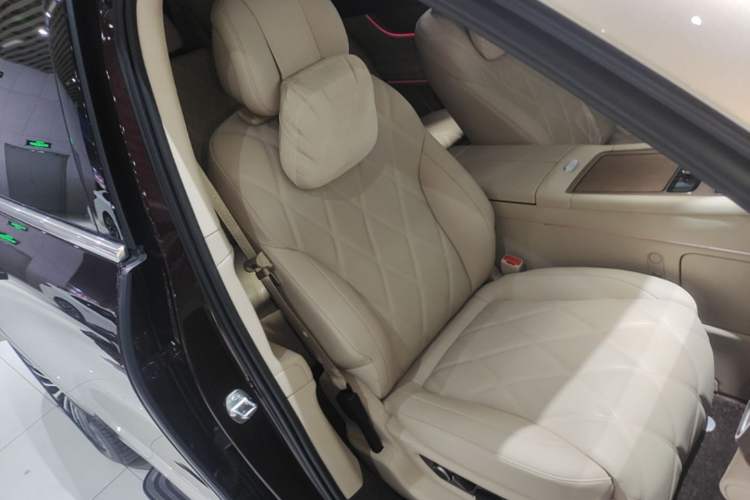 Used Hima AITO M9 2025 Extended-Range Ultra Version 52 kWh 6-Seater Right Front Seat