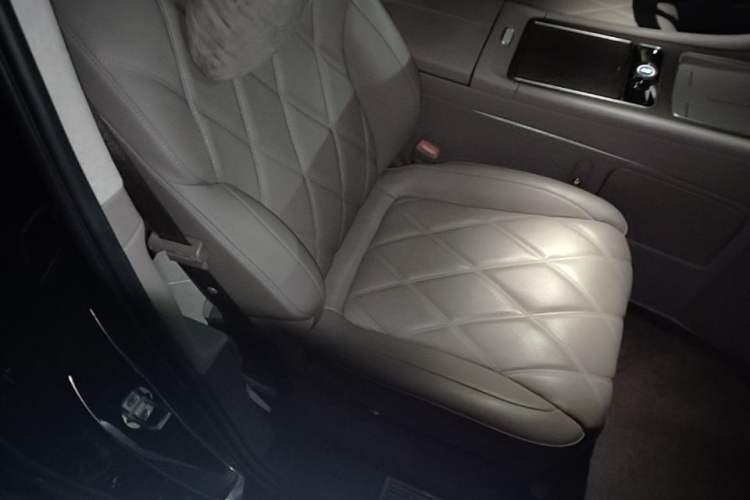 Used Hima AITO M9 2025 Extended-Range Ultra Version 52 kWh 6-Seater Right Front Seat