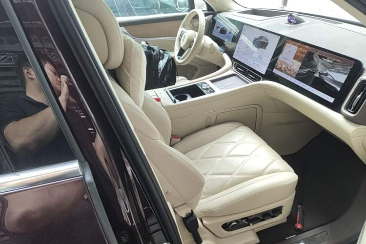 Used Hima AITO M9 2025 Extended-Range Ultra Version 52 kWh 6-Seater Right Front Seat