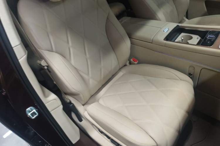 Used Hima AITO M9 2025 Extended-Range Max Version 52 kWh 5-Seater Edition Right Front Seat
