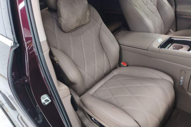 Used Hima AITO M9 2025 All-Electric Ultra Version 100 kWh 5-Seater Model Right Front Seat