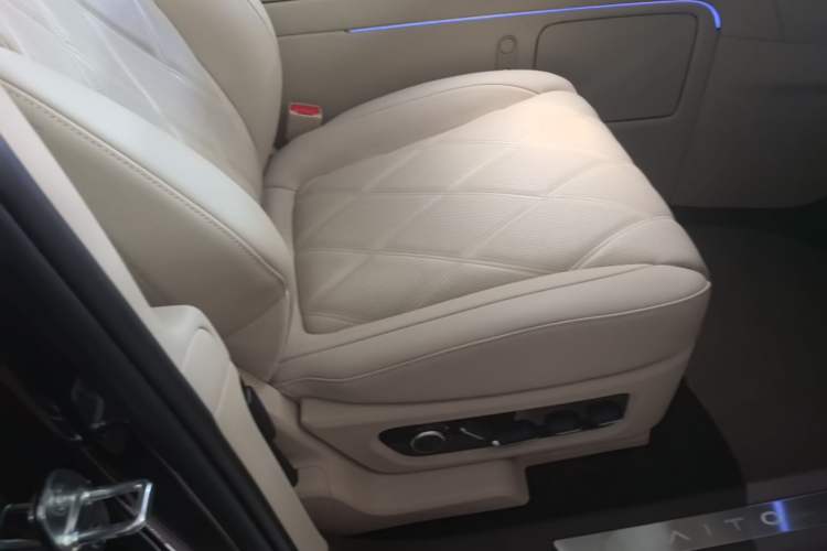 Used Hima AITO M9 2025 Extended-Range Ultra Version 52 kWh 6-Seater Right Front Seat