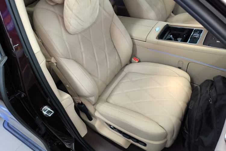 Used Hima AITO M9 2025 Extended-Range Ultra Version 52 kWh 6-Seater Right Front Seat