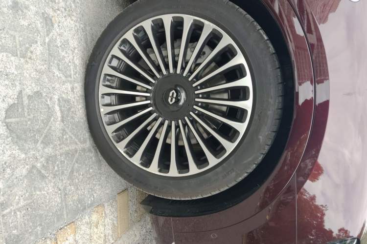 Used Hima AITO M9 2025 Extended-Range Ultra Version 52 kWh 6-Seater Right Front Wheel Hub