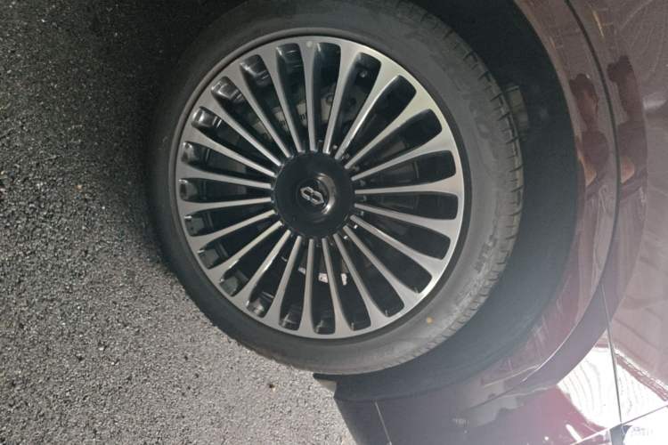 Used Hima AITO M9 2025 Extended-Range Ultra Version 52 kWh 6-Seater Right Front Wheel Hub