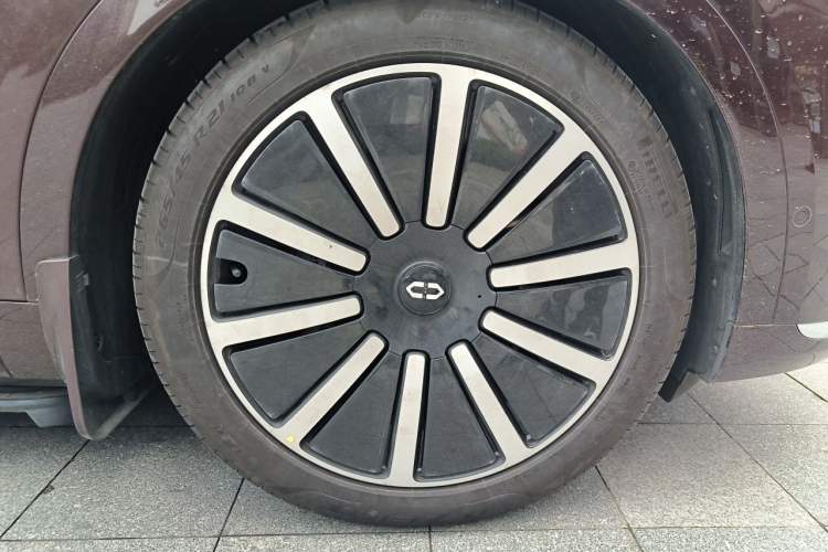 Used Hima AITO M9 2025 Extended-Range Ultra Version 52 kWh 5-Seater Edition Right Front Wheel Hub