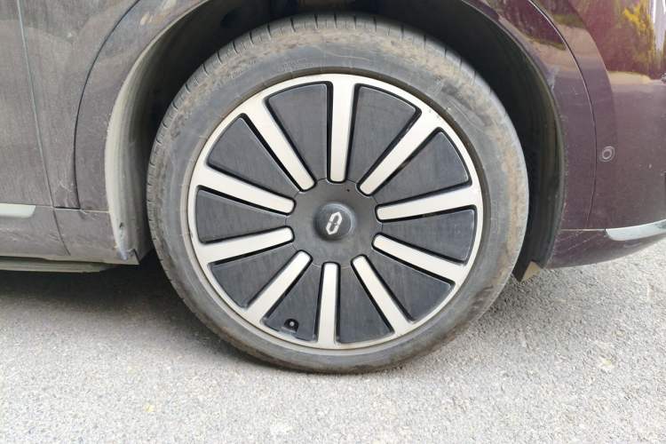 Used Hima AITO M9 2025 Extended-Range Ultra Version 52 kWh 6-Seater Right Front Wheel Hub