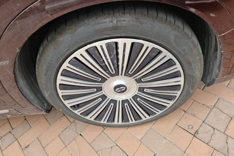 Used Hima AITO M9 2025 Extended-Range Ultra Version 52 kWh 6-Seater Right Front Wheel Hub