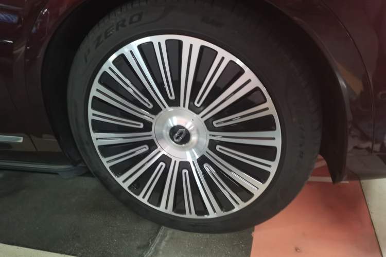Used Hima AITO M9 2025 Extended-Range Ultra Version 52 kWh 5-Seater Edition Right Front Wheel Hub