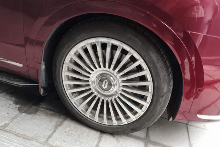 Used Hima AITO M9 2025 Extended-Range Ultra Version 52 kWh 6-Seater Right Front Wheel Hub