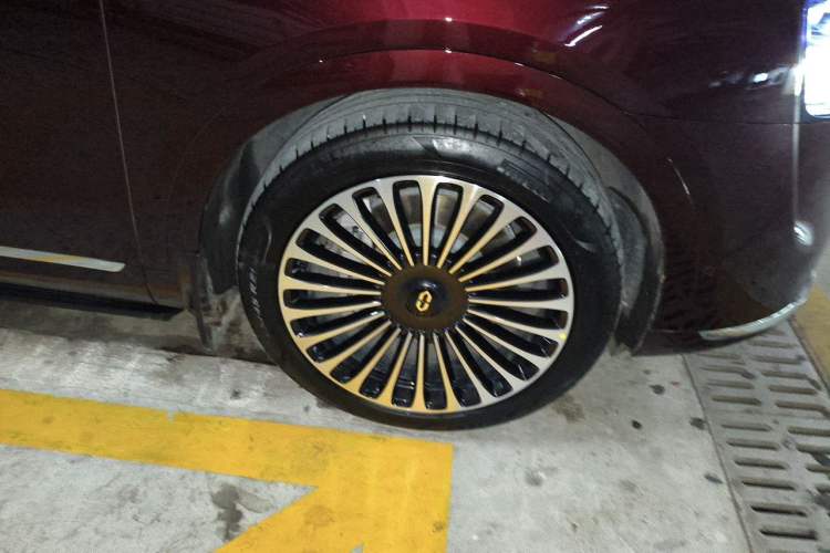 Used Hima AITO M9 2025 Extended-Range Max Version 52 kWh 5-Seater Edition Right Front Wheel Hub
