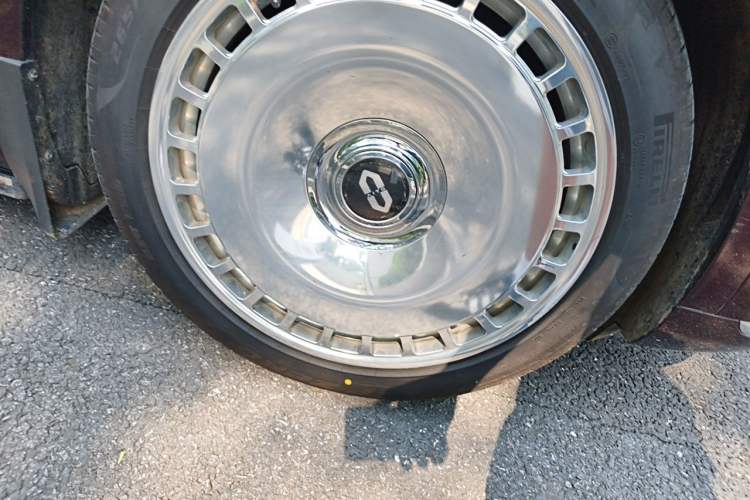 Used Hima AITO M9 2025 Extended-Range Ultra Version 52 kWh 6-Seater Right Front Wheel Hub