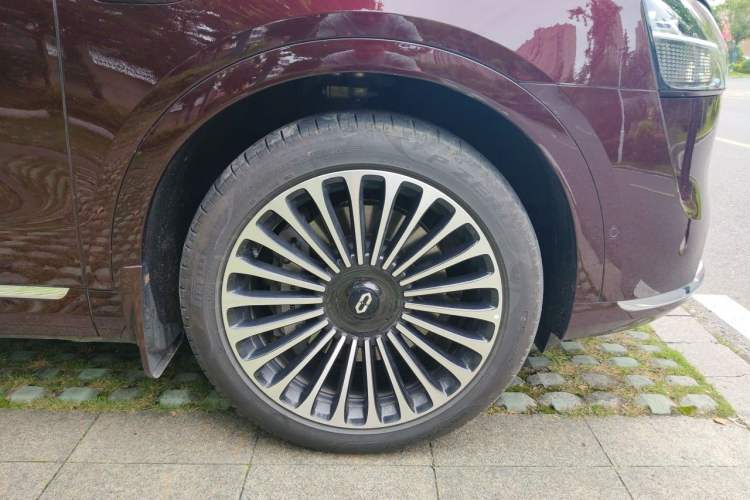 Used Hima AITO M9 2025 Extended-Range Ultra Version 52 kWh 5-Seater Edition Right Front Wheel Hub