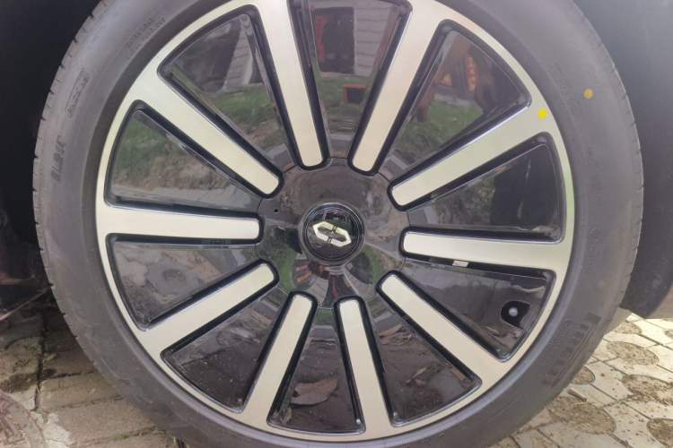 Used Hima AITO M9 2025 Extended-Range Ultra Version 52 kWh 6-Seater Right Front Wheel Hub