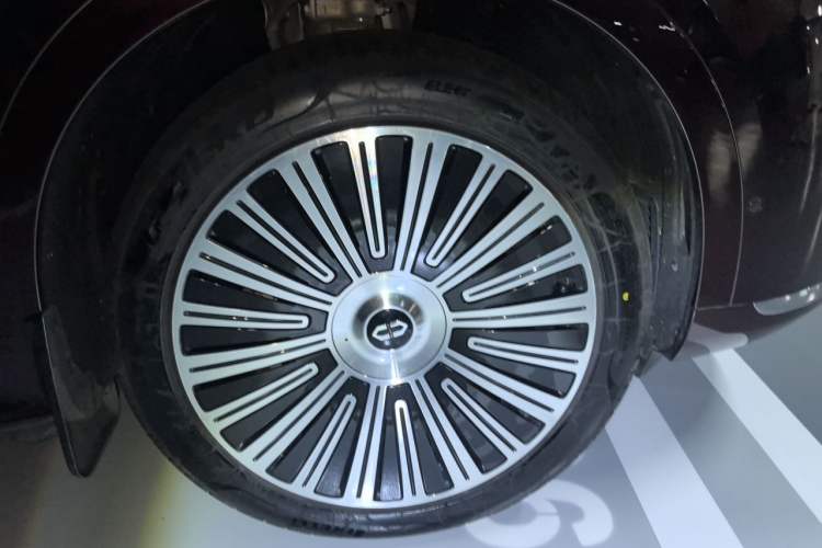 Used Hima AITO M9 2025 Extended-Range Max Version 52 kWh 5-Seater Edition Right Front Wheel Hub
