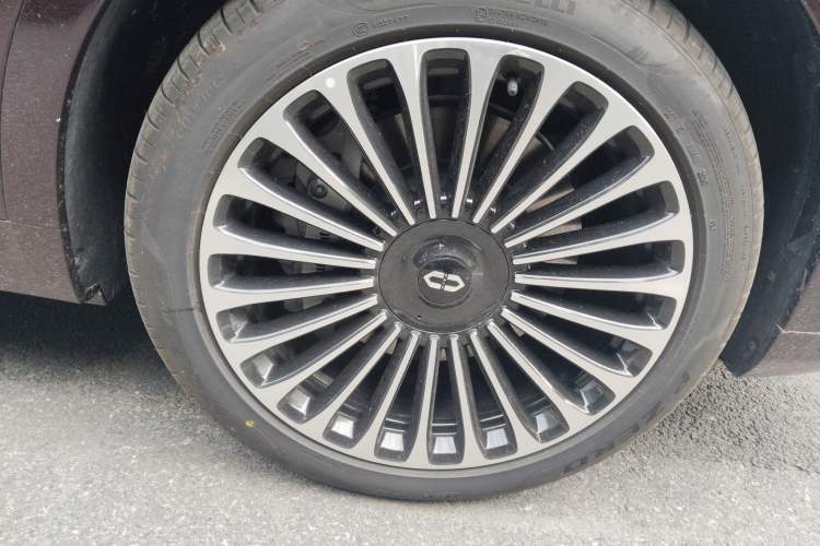 Used Hima AITO M9 2025 Extended-Range Ultra Version 52 kWh 6-Seater Right Front Wheel Hub