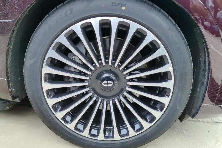 Used Hima AITO M9 2025 Extended-Range Ultra Version 52 kWh 6-Seater Right Front Wheel Hub