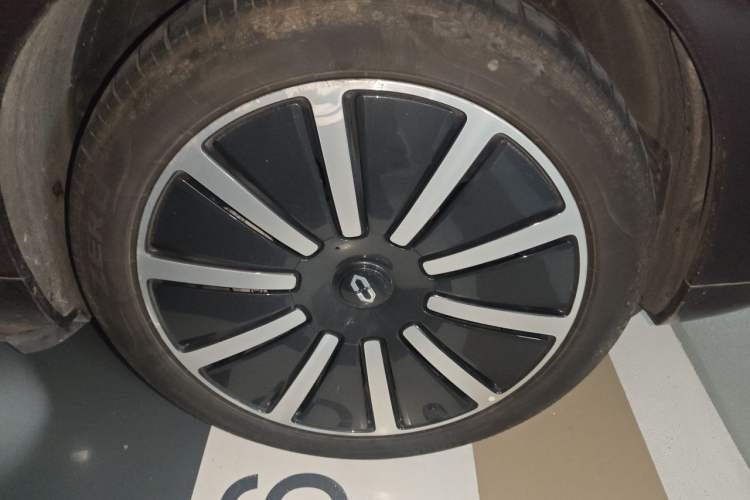 Used Hima AITO M9 2025 Extended-Range Ultra Version 52 kWh 6-Seater Right Front Wheel Hub