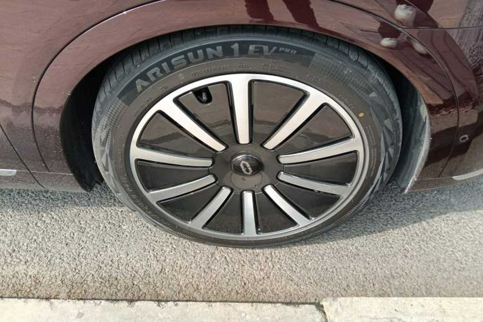 Used Hima AITO M9 2025 Extended-Range Ultra Version 52 kWh 6-Seater Right Front Wheel Hub