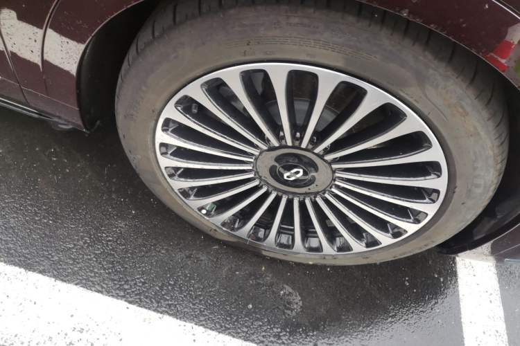 Used Hima AITO M9 2025 Extended-Range Ultra Version 52 kWh 6-Seater Right Front Wheel Hub