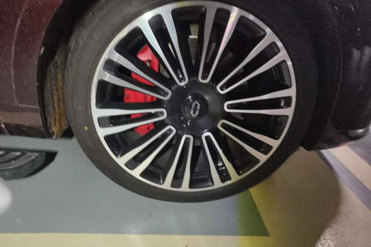 Used Hima AITO M9 2025 Extended-Range Ultra Version 52 kWh 6-Seater Right Front Wheel Hub