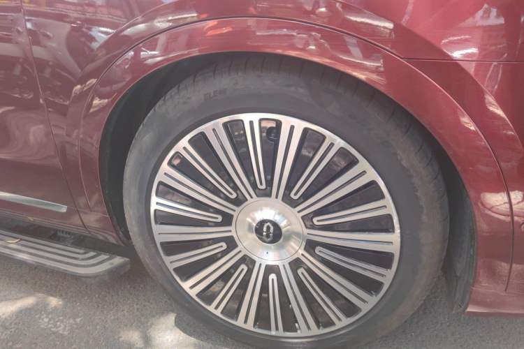 Used Hima AITO M9 2025 Extended-Range Ultra Version 52 kWh 6-Seater Right Front Wheel Hub