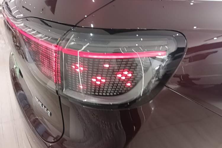 Used Hima AITO M9 2025 Extended-Range Ultra Version 52 kWh 6-Seater Right Rear Taillight