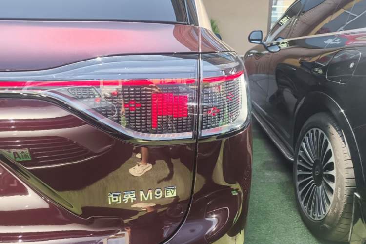 Used Hima AITO M9 2025 Pure Electric Ultra Version 100 kWh 6-Seater Model Right Rear Taillight