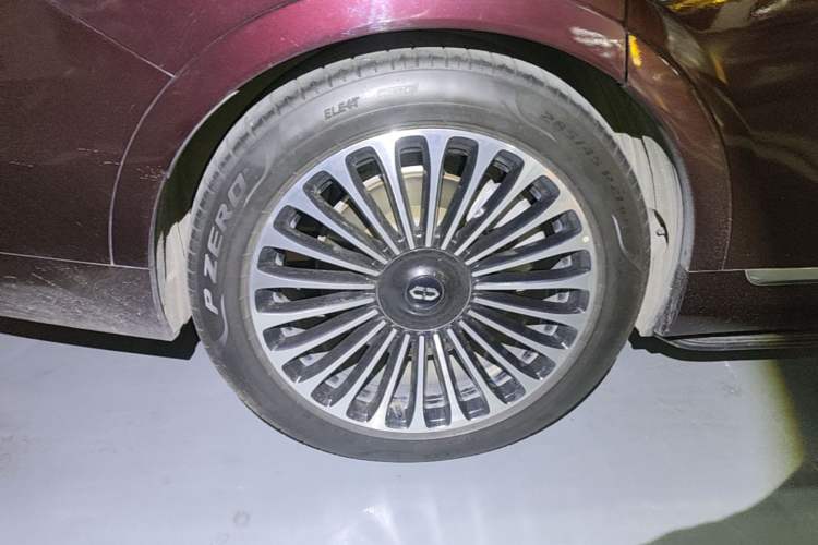 Used Hima AITO M9 2025 Extended-Range Ultra Version 52 kWh 6-Seater Right Rear Wheel Hub