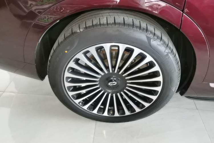 Used Hima AITO M9 2025 Extended-Range Ultra Version 52 kWh 6-Seater Right Rear Wheel Hub
