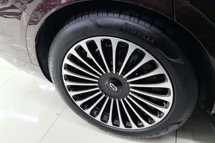 Used Hima AITO M9 2025 Extended-Range Ultra Version 52 kWh 6-Seater Right Rear Wheel Hub