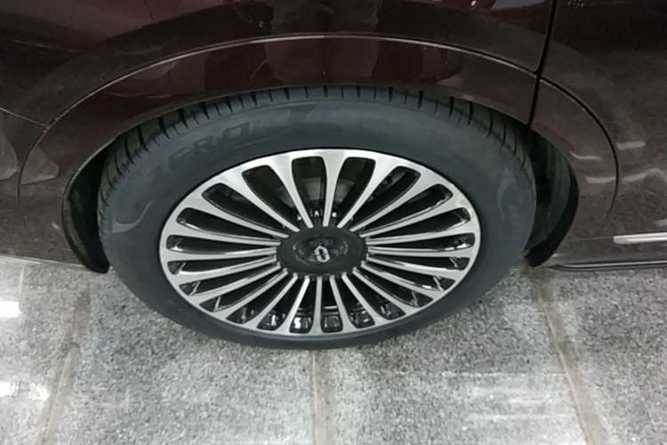 Used Hima AITO M9 2025 Extended-Range Ultra Version 52 kWh 6-Seater Right Rear Wheel Hub